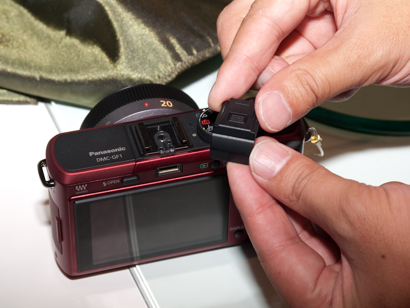 <b>ホットシューカバーと一体になっている</b>