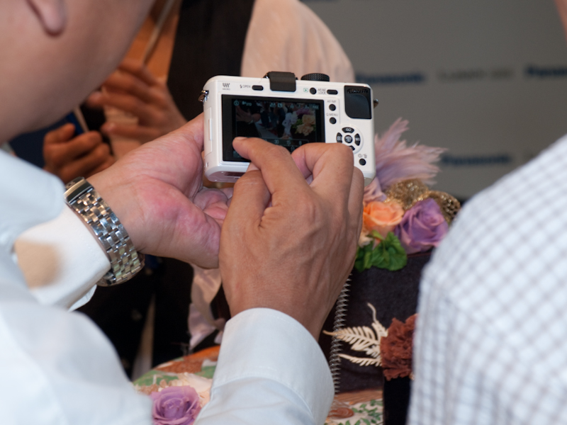 <b>説明員の話に聞き入る来場者も多かった</b>