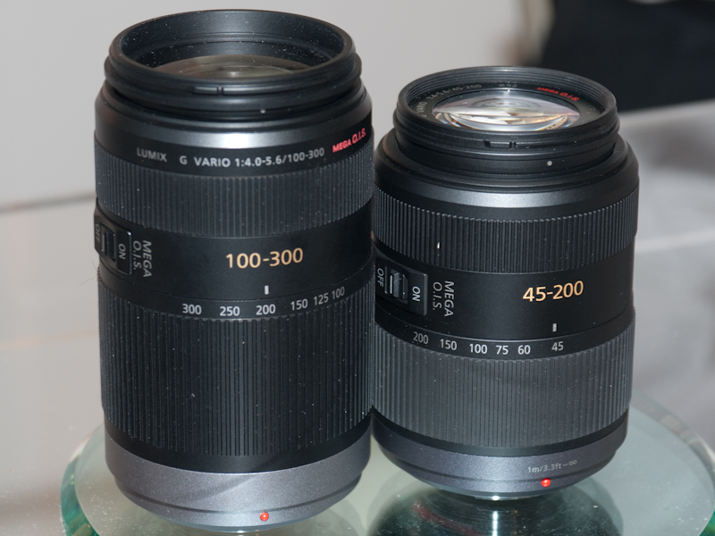 <b>LUMIX G Vario 45-200mm F4-5.6 MEGA O.I.S.（右）と100-300mm望遠レンズを並べたところ</b>