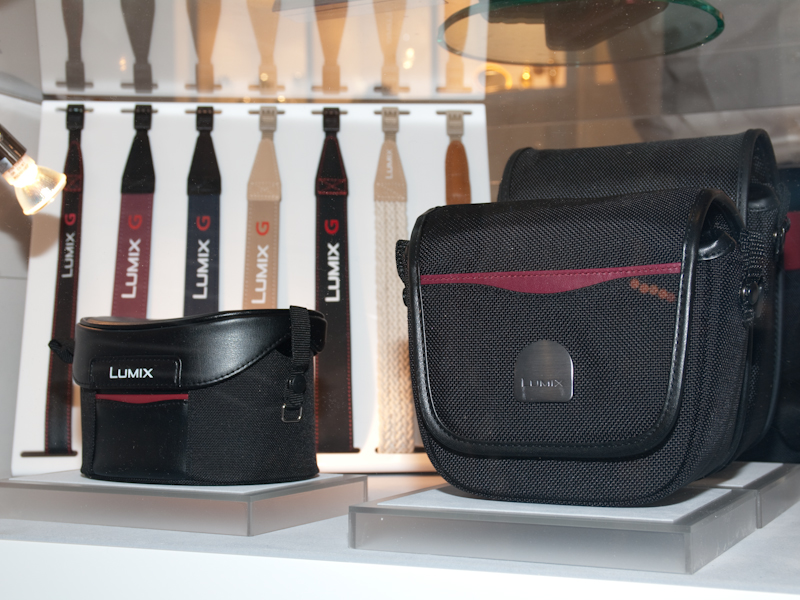 <b>ソフトケース「DMW-CG3-K」やストラップなど、アクセサリー類も多く展示した</b>