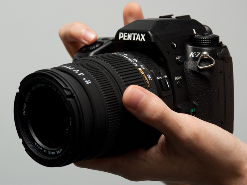 <b>50-200mm F4-5.6 DC OS HSMを装着したK-7</b>