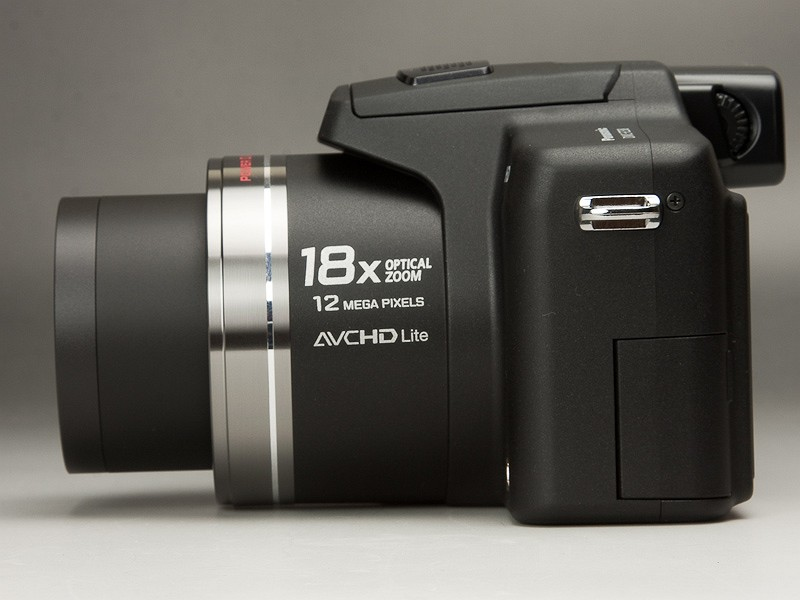 <b>こちらはテレ端。レンズはあまりせり出さない</b>