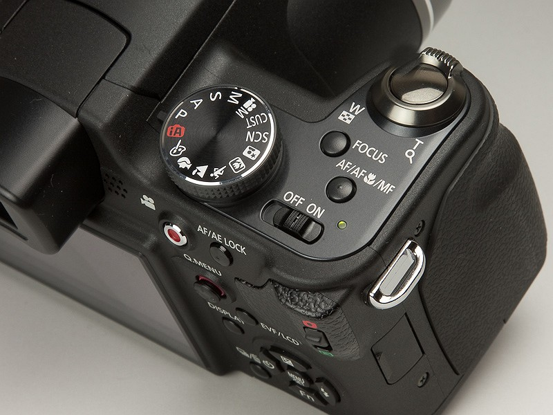 <b>FOCUSボタンを押すことで、おまかせiA時の追尾AF、MF時でのAF動作、AFエリア選択、再生時のAFポイント拡大、動画撮影時のピント合わせといったさまざまな機能が利用できる。AFやMFの切り替えも1ボタンで可能</b>