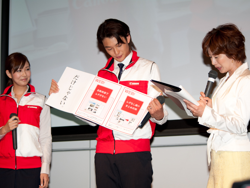 <b>CMで使用した小道具も披露した</b>