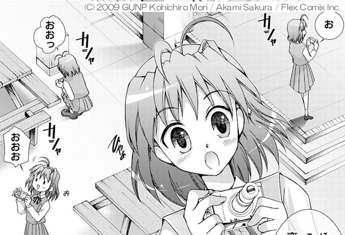 <STRONG>趣味のブログを更新するため、デジタルカメラで構内を撮りまくる相原ハルカ。「アホ毛はどうしても付けたくてこだわりました」とさくら氏</STRONG>