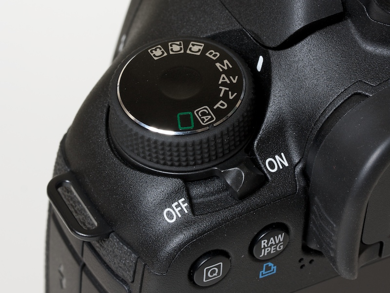 <b>電源スイッチが左手側のモードダイヤルに移った。動作は若干固め</b>