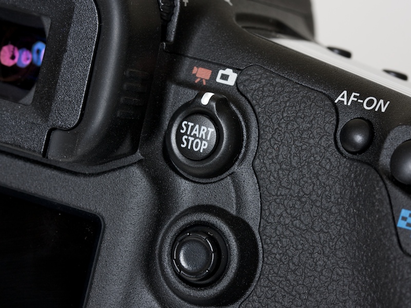 <b>新設のライブビュー撮影/動画撮影スイッチとスタート・ストップボタン</b>