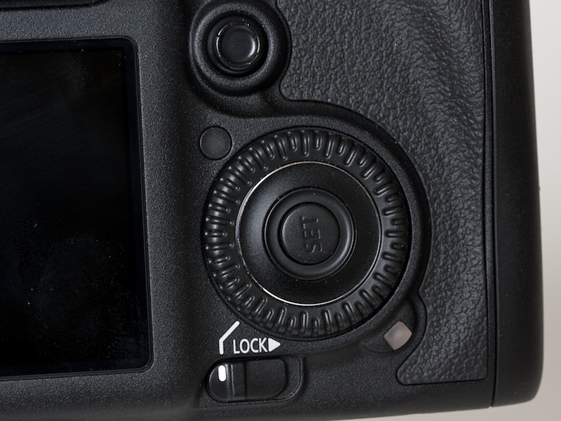 <b>サブ電子ダイヤル。クリック感が良い。サブ電子ダイヤルスイッチはロック機構のみになった</b>