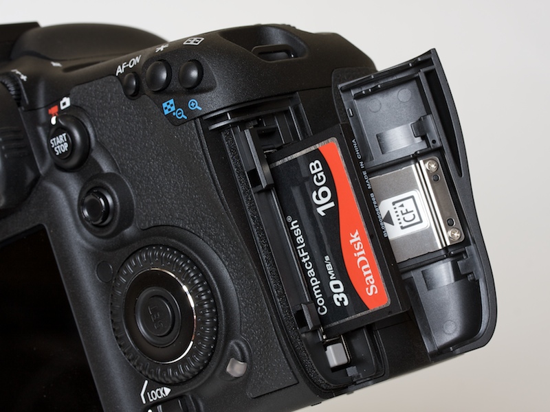 <b>CFスロット。カバーのヒンジにバネが入った。少ない力で気持ちよく開く</b>