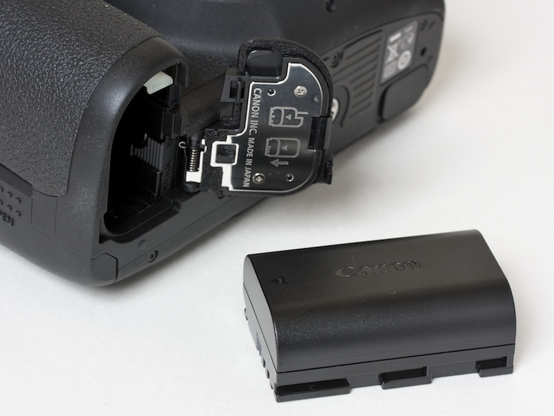 <b>バッテリーはEOS 5D Mark IIと共通のLP-E6</b>