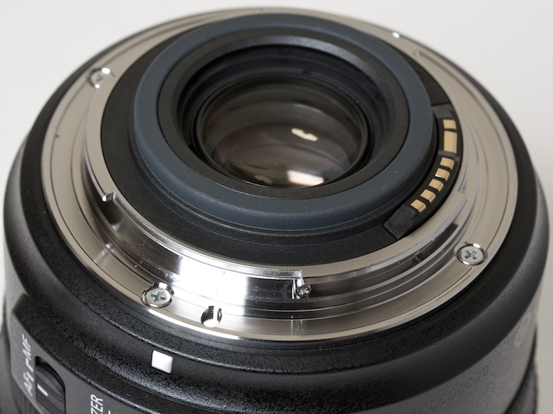 <b>マウント面。ほかのEF-Sレンズと同じくゴムリングを装備する</b>