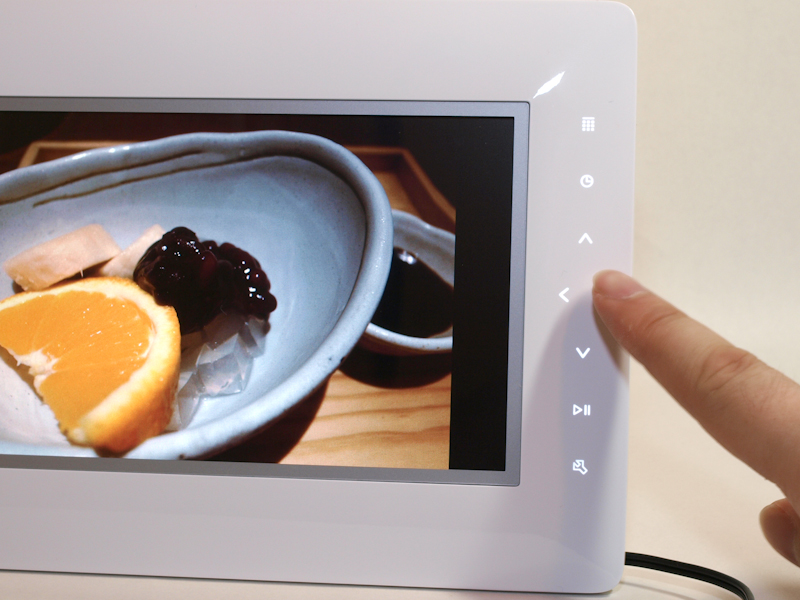 <b>向かって正面右側にはタッチキーを備える。電源のON/OFFに利用する「電源ボタン」を除き、基本的な操作はタッチキーを利用する</b>