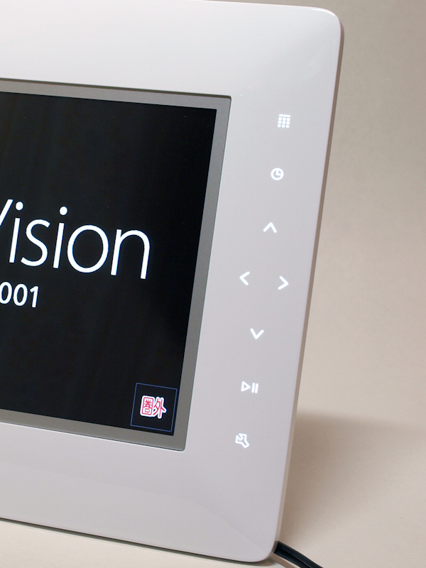 <b>タッチキーは上から、「カレンダーを表示/非表示」「時計を表示/非表示」「方向キー」「スライド表示の一時停止/再生、メニュー項目などの選択」「メニューを表示/非表示」</b>