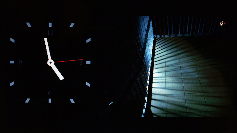 <b>スライド表示中にタッチキーの「時計」を押すことで時計を表示できる</b>