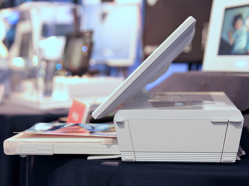 <b>プリントする際は、本体を横に倒してディスプレイをチルトさせる</b>