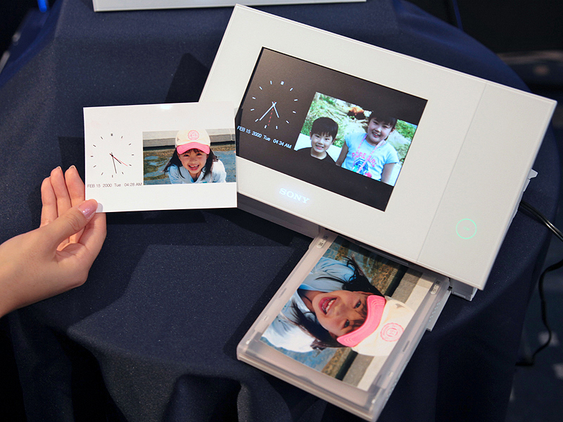 <b>時計やカレンダーなど、ディスプレイ表示と同様にプリントできる</b>