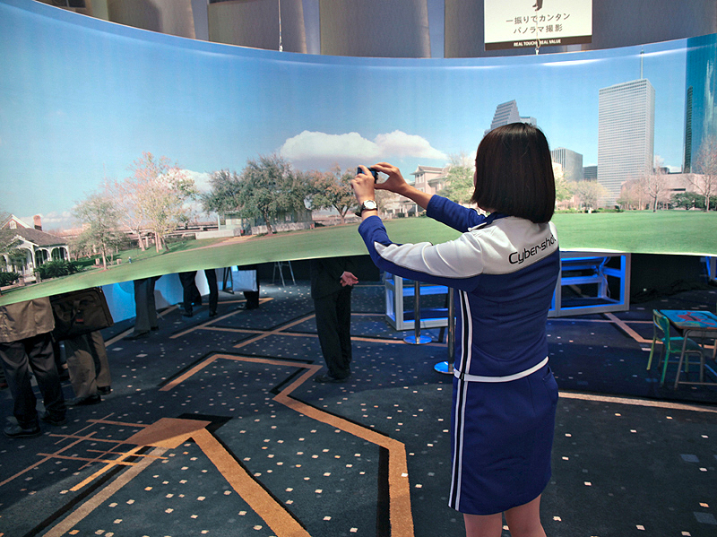 <b>カメラをフルだけで自動的にパノラマ合成ができる「スイングパノラマ」機能のデモ用に、円周状の被写体を用意していた</b>