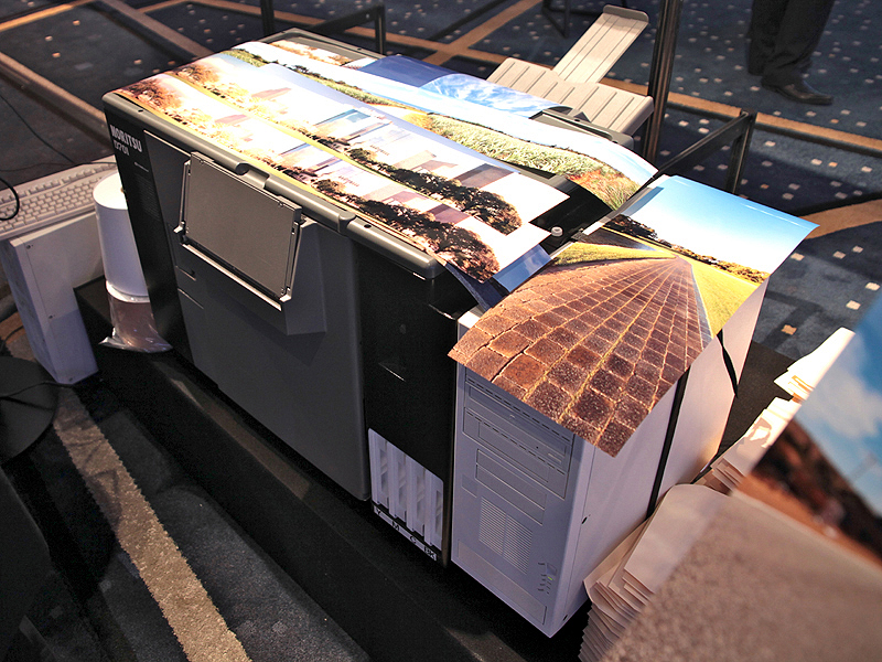 <b>スイングパノラマのプリントを行なうノーリツ鋼機のミニラボ</b>