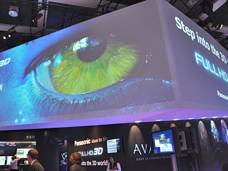 <b>IFA2009でパナソニックは3Dの本格展開を発表。ブースでは映画「アバター」を3D上映していた。右はブースに展示されていたアバターに登場する二足歩行ロボット</b>