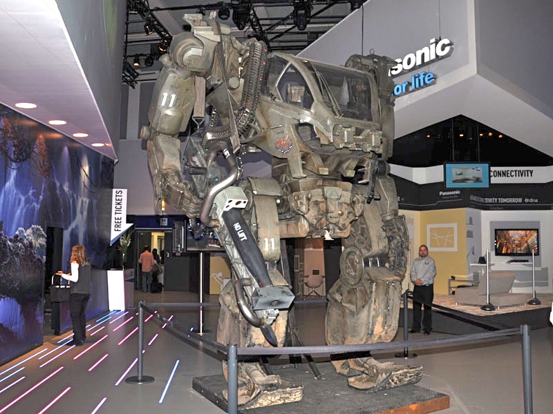<b>IFA2009でパナソニックは3Dの本格展開を発表。ブースでは映画「アバター」を3D上映していた。右はブースに展示されていたアバターに登場する二足歩行ロボット</b>
