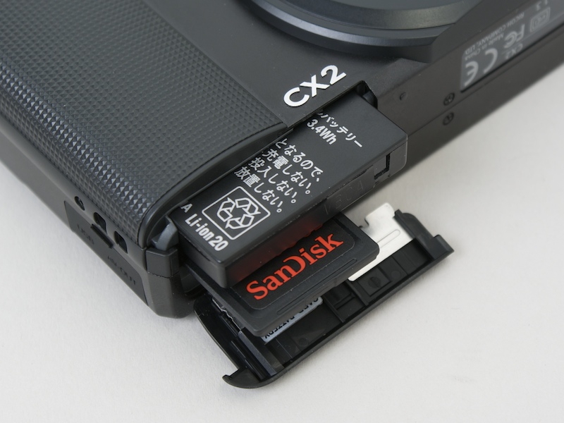 <b>記録メディアはSDHC/SDメモリーカード。バッテリーDB-70はCX1と共通</b>