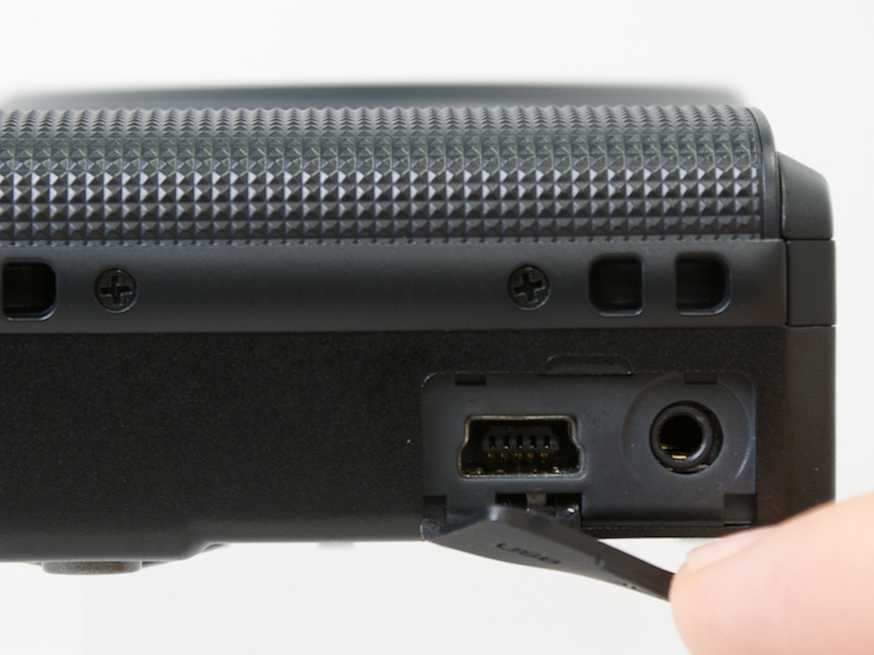 <b>左からUSB端子とAV出力端子</b>