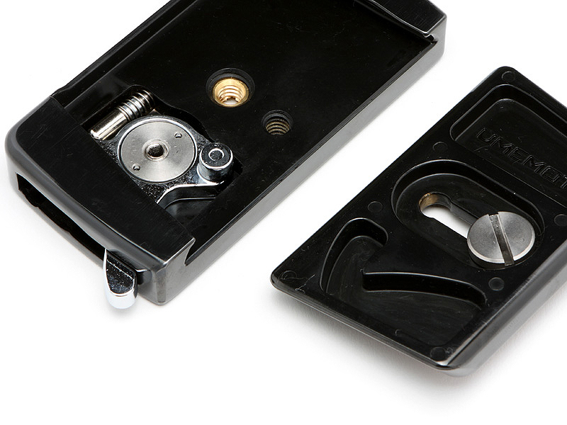 <STRONG>シューにプレートを差し込むと、シューのカムフォロア（シルバーの上方へ突き出した突起部）がプレートのカム（「UMEMOTO」と打刻されていない方の凹部）に沿って動き自動的にロックされる。プレートを外す場合は、カムフォロアと一体になったレバー（写真ではシューの左側面に見える）をスライドさせる</STRONG>