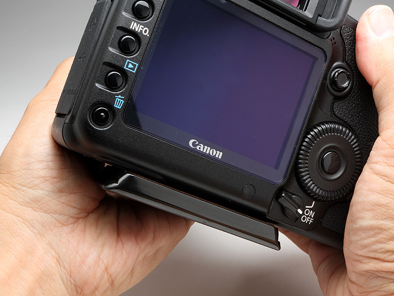 <STRONG>プレートはアルミ合金製だが、肉抜き加工により重量は50gに抑えられているので、さほど重く感じることもないだろう。プレートの角は丸くなっているため、手持ちでカメラを構えたときに痛く感じることはない</STRONG>