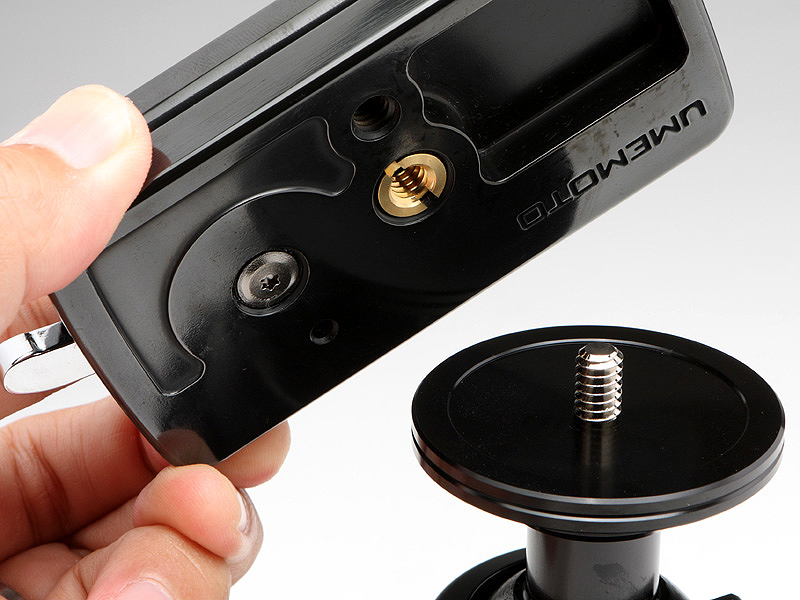 <STRONG>クイックシューSG-80は直結専用の自由雲台SL-AZDシリーズとの親和性が高く、装着したときのデザイン上の一体感もある。SG-80の三脚ネジ穴は3/8インチだが、当然のことながら付属するアダプターで一般的な1/4インチにも対応する</STRONG>