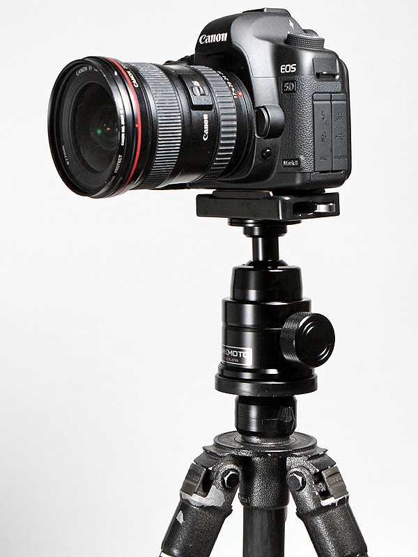 <STRONG>やはり愛用するジッツオ（型番は失念）にSG-80を装着したSL-60AZDを取り付けてみた。若干トップヘビーな感じがする。この三脚の場合は一回り小さいSL-50AZDがより適していそうだ</STRONG>