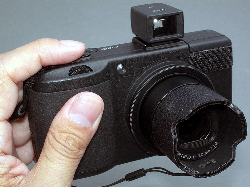 <b>今回製作したGR DIGITAL III専用ミニレンズフード。レンズアダプターを使用せず、直接レンズに取り付ける方式で、取り外しも簡単だ。また、カメラ本体と紐で結び付けられているので、携行時は外してぶら下げておくこともできる</b>