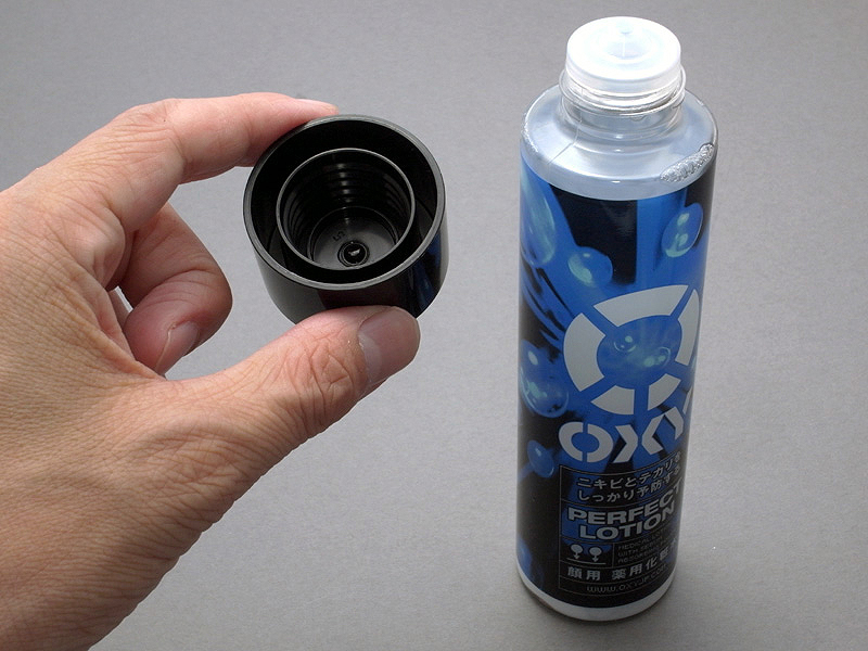 <b>今回製作するレンズフードは、アダプターを使わず、GR DIGITAL IIIのレンズに直接取り付ける方式を採用する。まずはGR DIGITAL IIIのレンズ径に合うプラスティック部品をいろいろ探したが、ホームセンターで見つけた洗顔フォームの容器の黒キャップを使うことにした</b>
