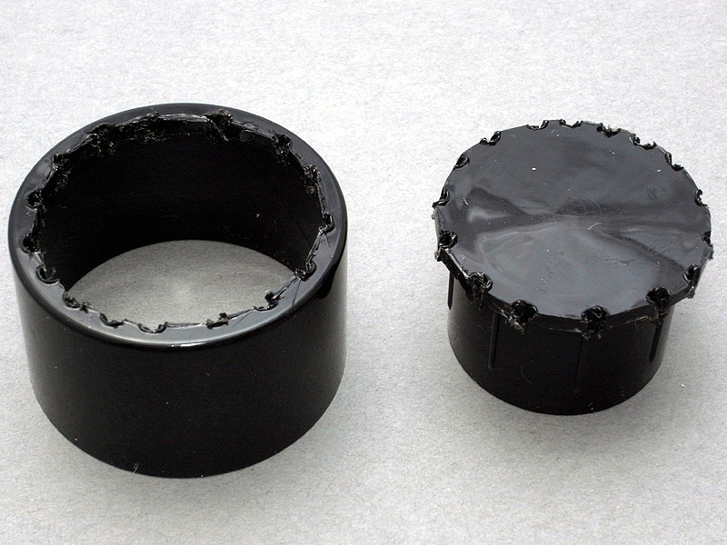 <b>キャップは二重構造になっているので、不要な内側のネジ部分をくりぬく。まずキャップの内側に沿ってキリで何カ所か穴を開け、その穴の間をカッターで切り抜いてゆく。その後キャップの内側をきれいに整形すると、GR DIGITAL IIIのレンズに装着可能になる</b>