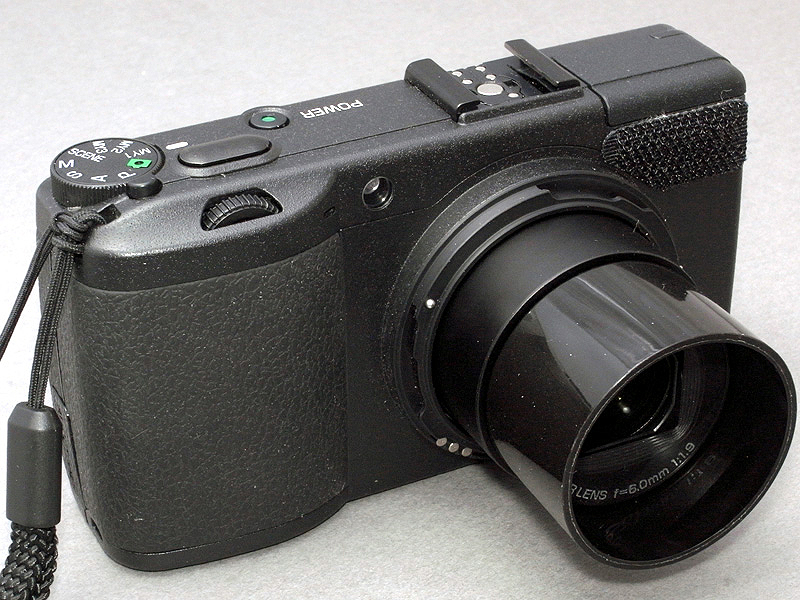 <b>キャップはGR DIGITAL IIIのレンズにすっぽり被せることができた。きつ過ぎず、ゆる過ぎず、しっかり固定できて着脱も簡単だ</b>