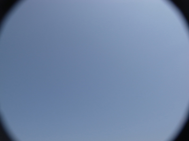 <b>キャップのフードでテスト撮影すると、画面の四隅にケラレが出てしまう。ここはやはり“花形フード”に改造する必要がある。</b>