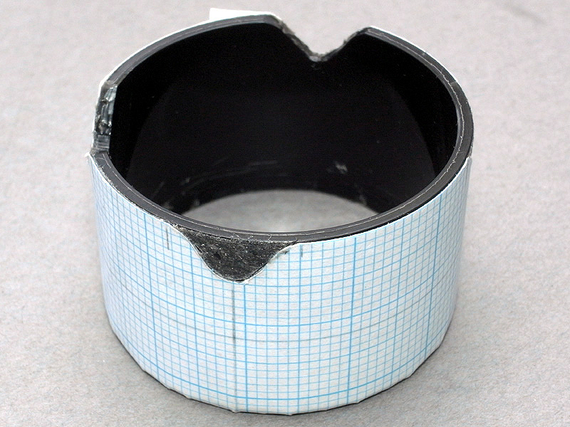 <b>キャップに方眼紙のガイドを巻きつけ、ラインに沿ってカットする。道具はカッターと彫刻刀の丸刀を使用した</b>