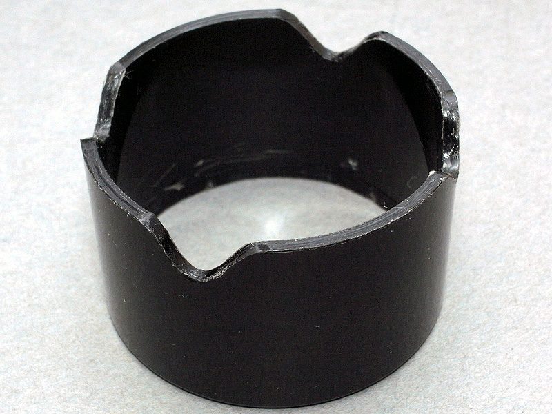 <b>花形にカットしたフード。テスト撮影したところ、ケラレはなくなっている。しかしプラスティック素材のままではツヤがあり過ぎて、有害光が反射してしまう</b>