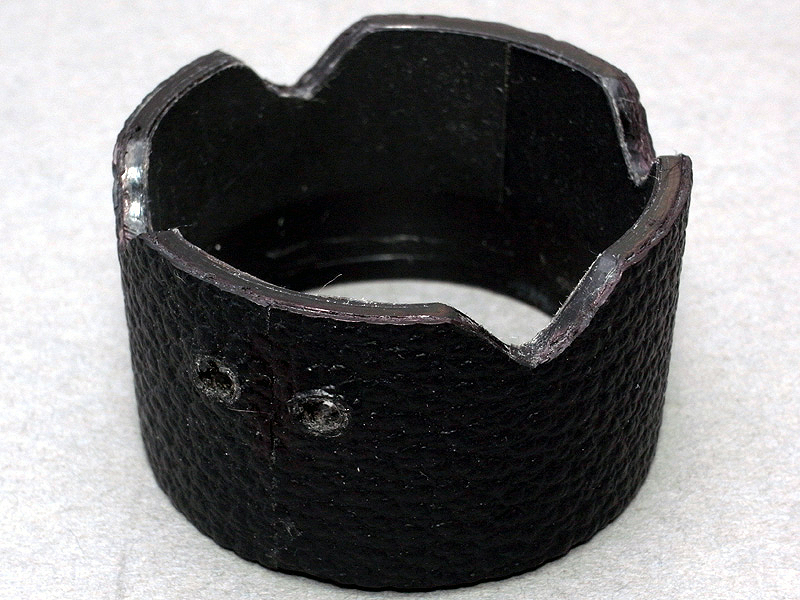 <b>そこで紙ヤスリ（1500番）をプラカラーのつや消し黒で塗ったものを、両面テープで内側に貼り付けた。また外周にはカメラ用貼り皮を貼り付け、高級感を持たせた</b>