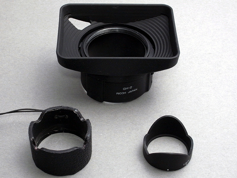 <b>今回製作したGR DIGITAL III用フード（右）は、GR1v用フード（中）より一回り大きいが、純正品の角型フード（左）よりもだいぶ小さい。</b>