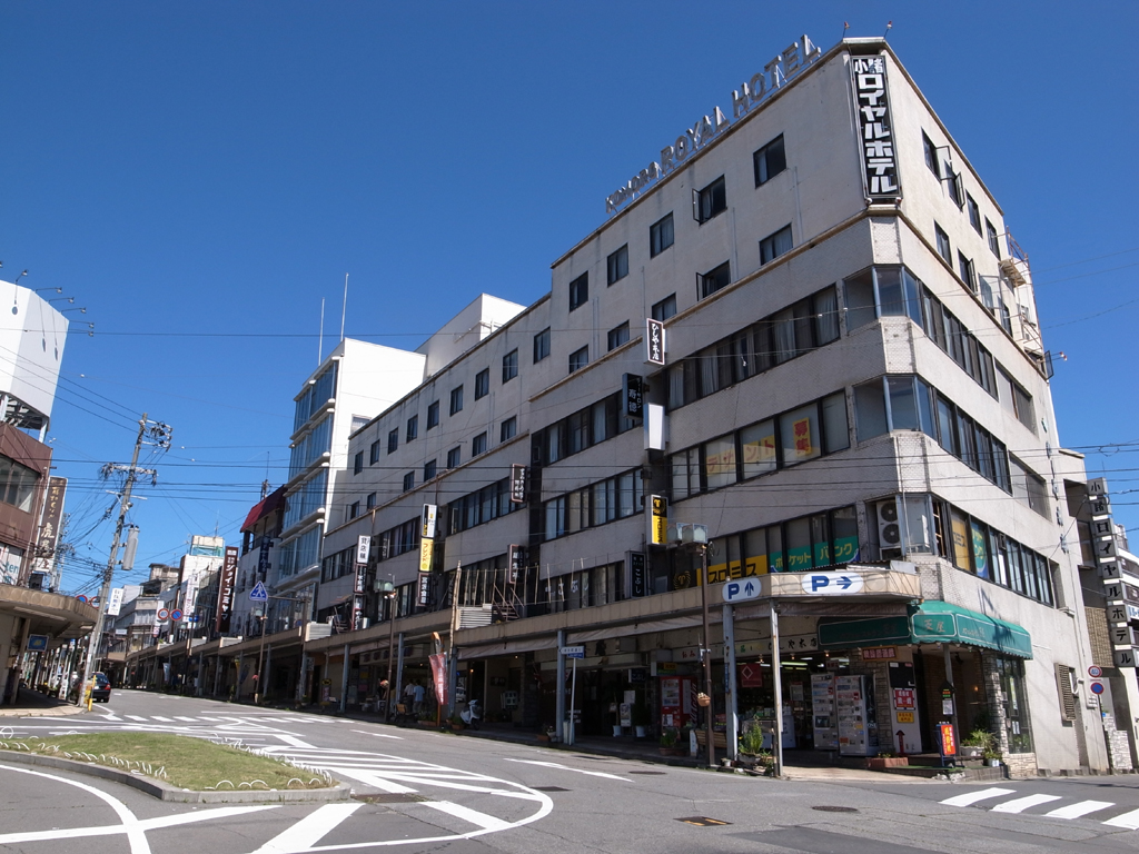 <b>駅前にそびえ立つ、商店街のカッコいいビル。真新しいビルは“設計者の意図”のみ主張するが、歴史を経るに従い設計者の意図を外れた“味わい”が付加されてゆき、それが街の建築の面白さだと思う</b>