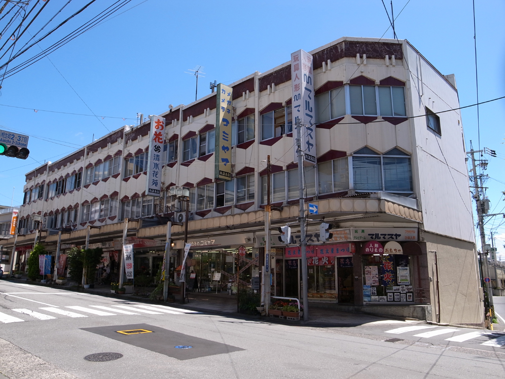 <b>これも“昭和モダン”といった感じのビルだが、小諸駅前はこのように年季の入ったカッコいい建物がいくつもあって、ワクワクしてしまうのだ</b>