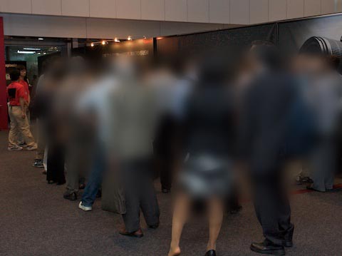 <b>初日とあって、会場前には長蛇の列が続いた</b>