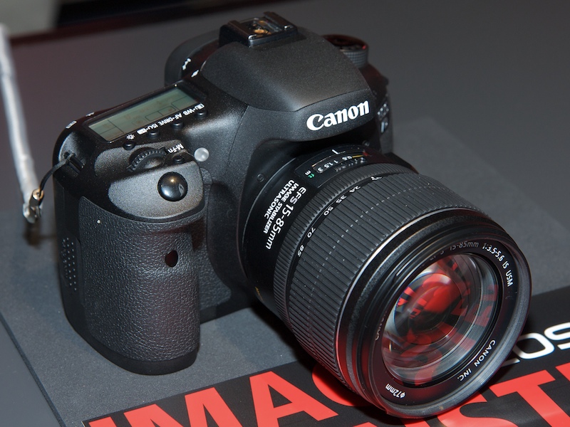 <b>キットレンズのひとつ、EF-S 15-85mm F3.5-5.6 IS USMを装着。広角端24mm相当からのズームレンズはEF-Sレンズで初</b>