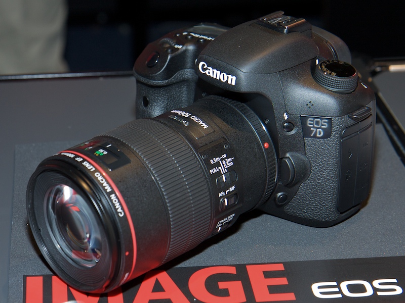 <b>こちらはEF 100mm F2.8 L Macro IS USMをつけた状態。Lレンズを表す赤ハチマキが目立つ</b>