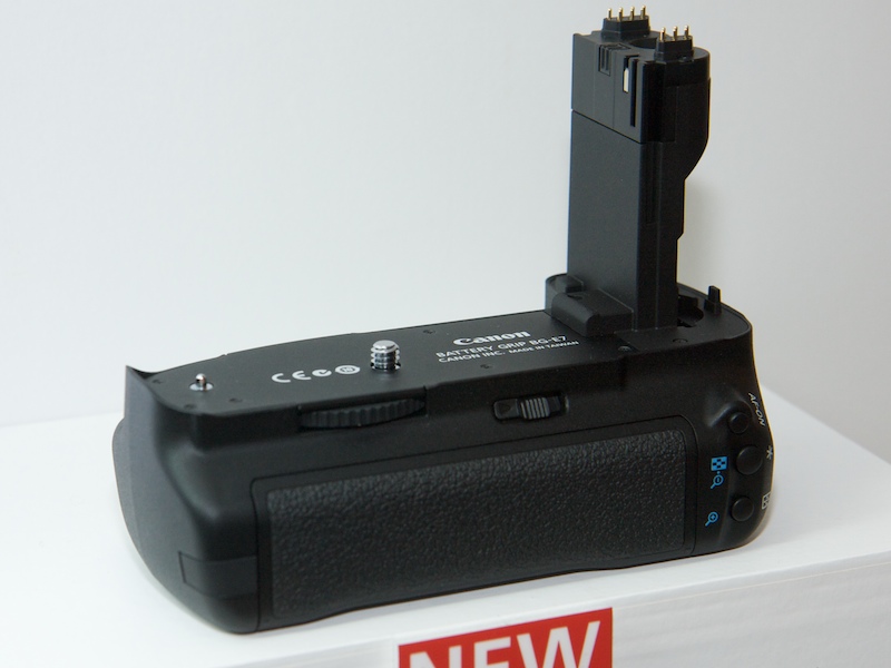 <b>専用バッテリーグリップ「BG-E7」</b>