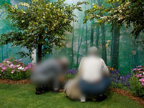 <b>内部は森の中を模した空間。樹木や花は本物だ</b>