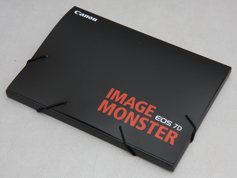 <b>来場者に進呈されたIMAGE MONSTERのロゴ入りケース</b>