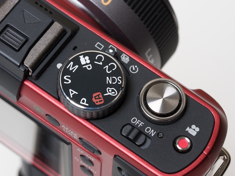 <STRONG>動画ボタンはシャッターボタンの右横に装備。モードダイヤルに新しい「動画Pモード」が見える</STRONG>