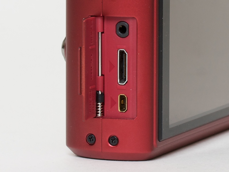 <STRONG>上からリモート端子、HDMI、AV出力/USB</STRONG>