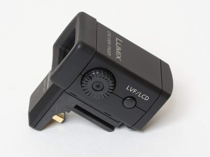 <STRONG>ライブビューファインダーのDMW-LVF。視度補正ダイヤルとLVF/LCD切替ボタンを備える</STRONG>